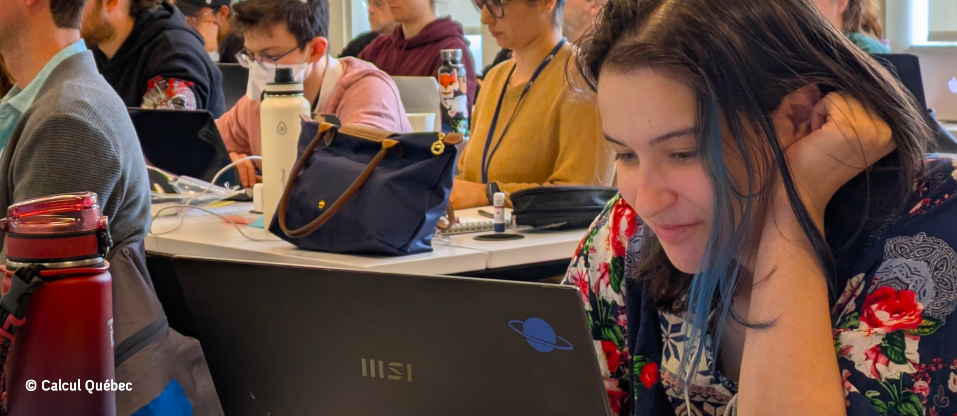 étudiante observant son écran d'ordinateur